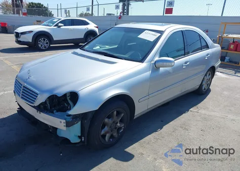 2002 Mercedes-Benz C 240 z USA, uszkodzony, nr VIN WDBRF61J22E003695